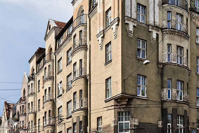 Pārdod plašu un koptu dzīvokli pašā Rīgas centrā, 1909. gadā celtā ķieģeļu mūra namā. Augsti griesti Рига - изображение 13