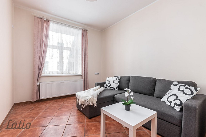 Pārdod daļēji mēbelētu un ar sadzīves tehniku aprīkotu studio dzīvokli renovētā Rīga - foto 9
