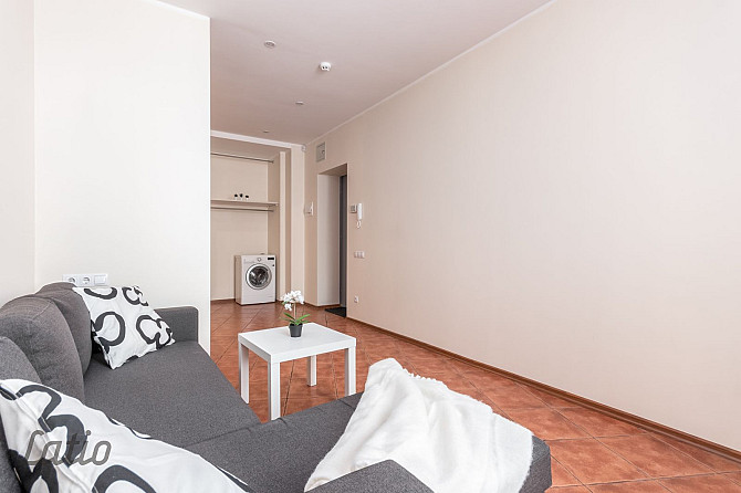 Pārdod daļēji mēbelētu un ar sadzīves tehniku aprīkotu studio dzīvokli renovētā Rīga - foto 11