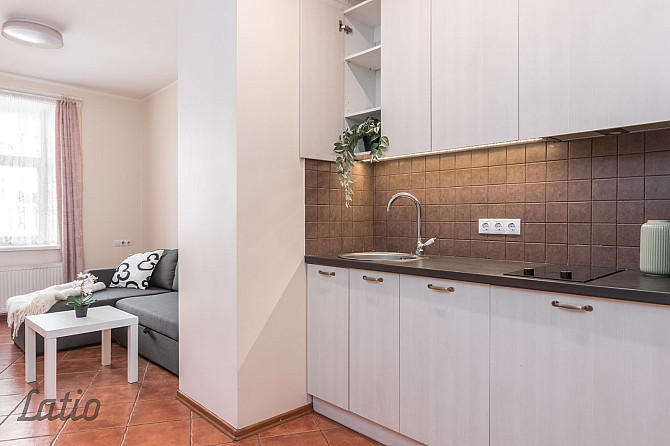 Pārdod daļēji mēbelētu un ar sadzīves tehniku aprīkotu studio dzīvokli renovētā Rīga - foto 12