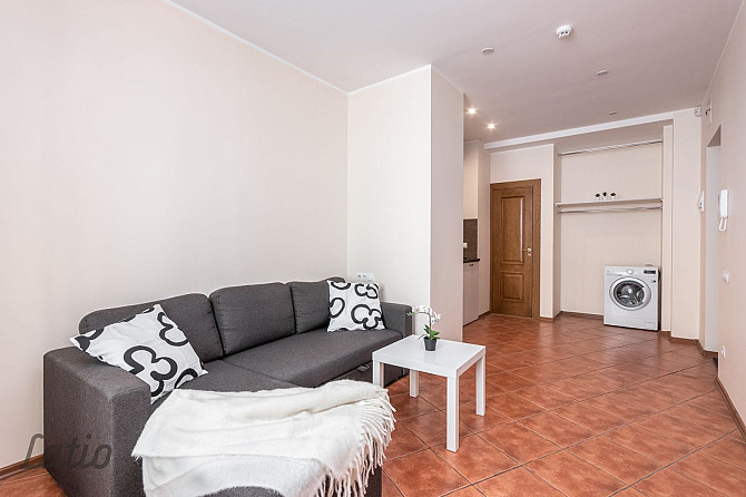 Pārdod daļēji mēbelētu un ar sadzīves tehniku aprīkotu studio dzīvokli renovētā Rīga - foto 10