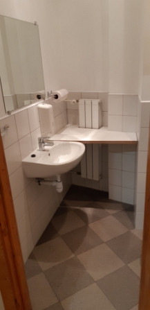 nomai tiek piedāvāts neliels birojs sakārtota nama pirmajā, beletāžas stāvā. Biroja Rīga - foto 2
