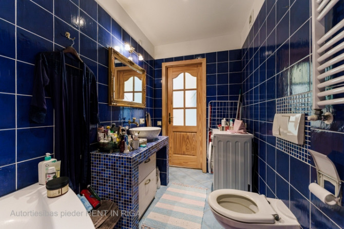 Gaišs, saulains studio tipa dzīvoklis ar balkonu.  Dzīvoklim ir lieli, plaši logi, un tas Rīga - foto 11