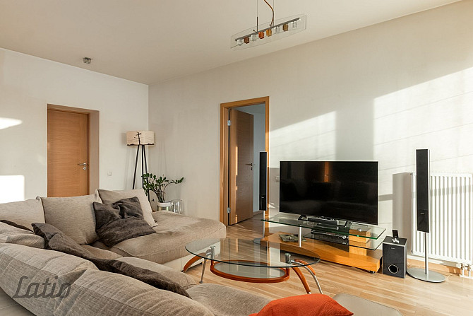 Pārdod plašu un saulainu, izvietotu ēkas dienvidu pusē, trīs istabu dzīvokli netālu no Rīga - foto 14