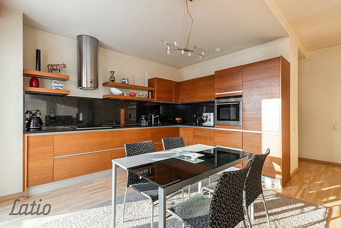 Pārdod plašu un saulainu, izvietotu ēkas dienvidu pusē, trīs istabu dzīvokli netālu no Rīga - foto 16