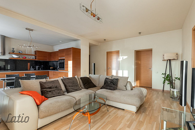 Pārdod plašu un saulainu, izvietotu ēkas dienvidu pusē, trīs istabu dzīvokli netālu no Rīga - foto 13