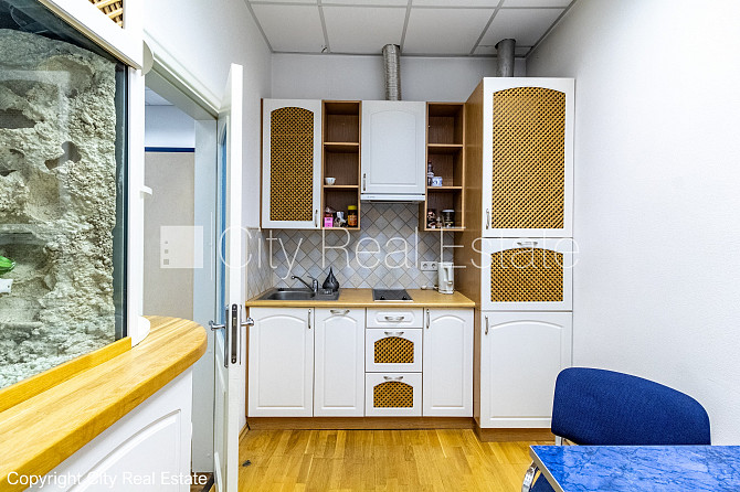 Fasādes māja, vieta vairākām automašīnām, ieeja no ielas un pagalma, terase 15 m2, logi Rīga - foto 13