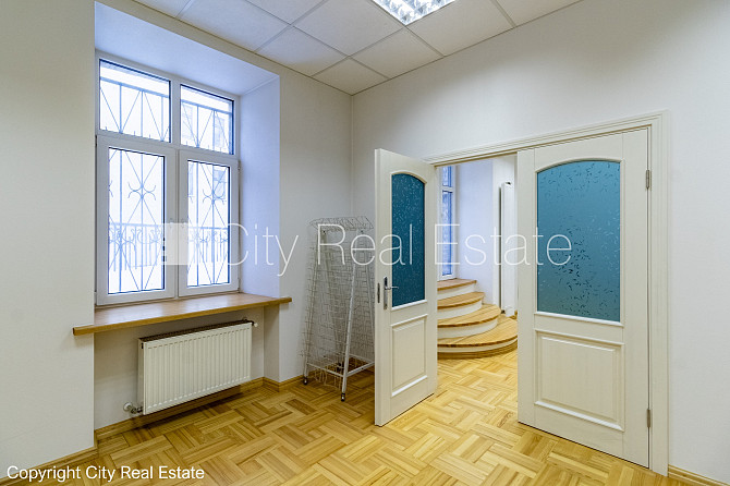 Fasādes māja, vieta vairākām automašīnām, ieeja no ielas un pagalma, terase 15 m2, logi Rīga - foto 17