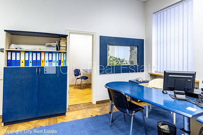 Fasādes māja, vieta vairākām automašīnām, ieeja no ielas un pagalma, terase 15 m2, logi Rīga - foto 11