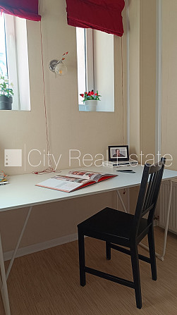 Fasādes māja, ieeja no ielas, ir lifts, kāpņu telpa pēc kosmētiskā remonta, logi vērsti uz Rīga - foto 20