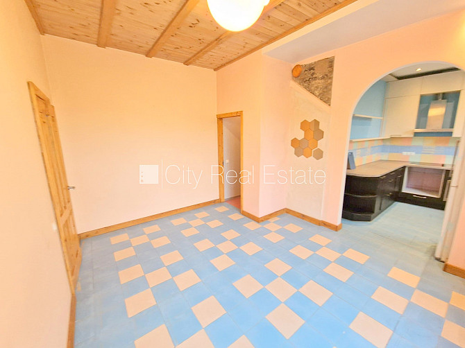 Renovēta māja, iežogota teritorija, ieeja no pagalma, kāpņu telpa pēc kosmētiskā remonta, Rīga - foto 16