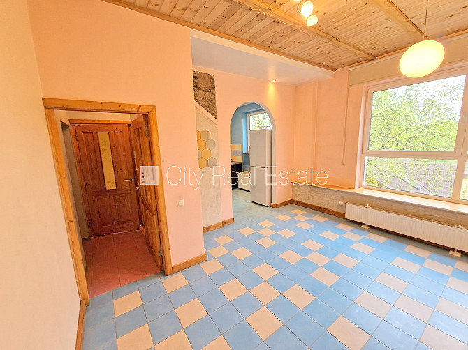 Renovēta māja, iežogota teritorija, ieeja no pagalma, kāpņu telpa pēc kosmētiskā remonta, Rīga - foto 13
