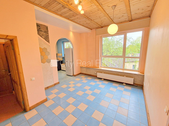 Renovēta māja, iežogota teritorija, ieeja no pagalma, kāpņu telpa pēc kosmētiskā remonta, Rīga - foto 12