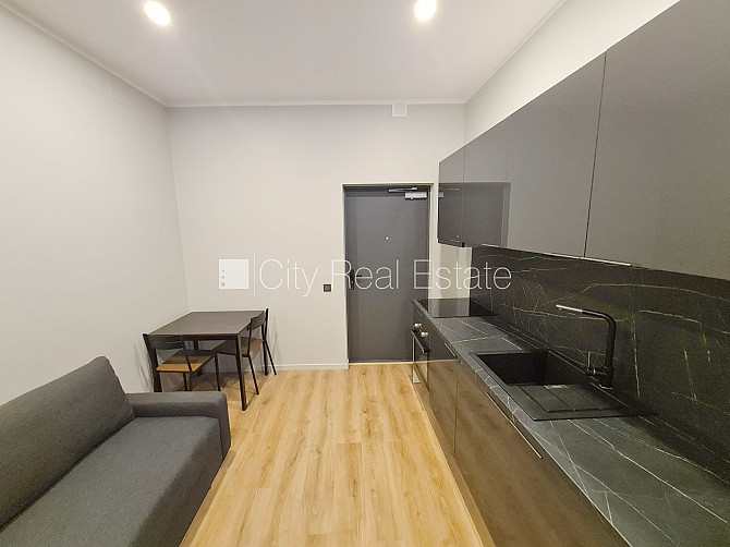 Fasādes māja, renovēta māja, slēgta teritorija, ieeja no ielas un pagalma, ir lifts, kāpņu Rīga - foto 19