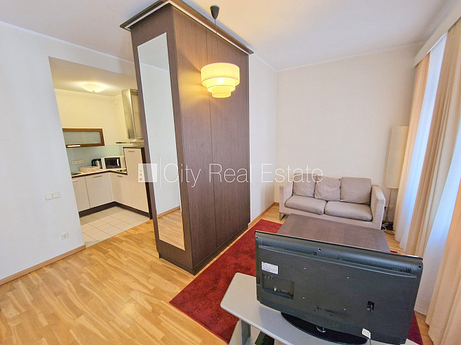 Renovēta māja, labiekārtots apzaļumots pagalms, slēgts pagalms, ir lifts, balkons, logi Rīga - foto 14