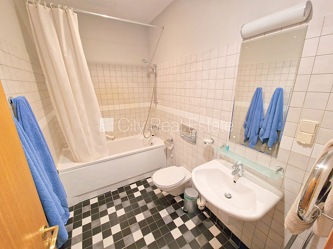 Renovēta māja, labiekārtots apzaļumots pagalms, slēgts pagalms, ir lifts, balkons, logi Rīga - foto 20