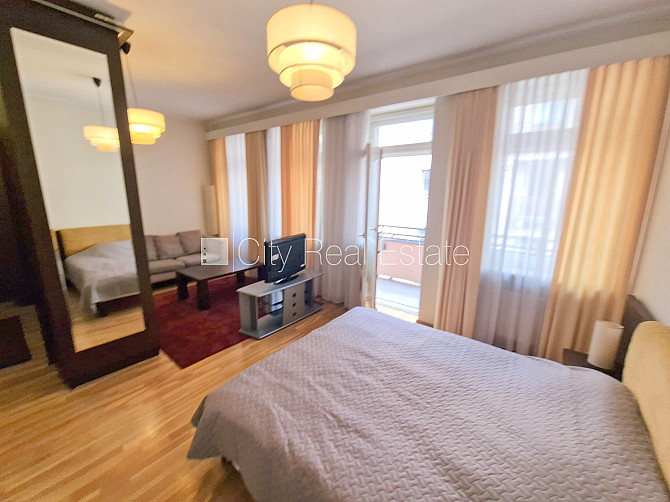 Renovēta māja, labiekārtots apzaļumots pagalms, slēgts pagalms, ir lifts, balkons, logi Rīga - foto 2