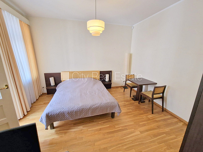 Renovēta māja, labiekārtots apzaļumots pagalms, slēgts pagalms, ir lifts, balkons, logi Rīga - foto 9