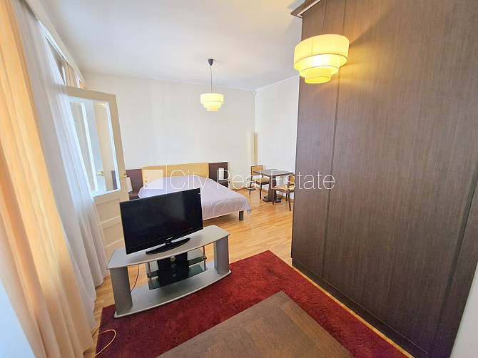 Renovēta māja, labiekārtots apzaļumots pagalms, slēgts pagalms, ir lifts, balkons, logi Rīga - foto 6