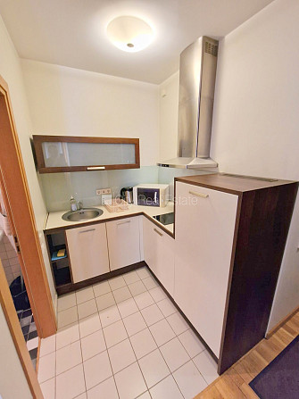 Renovēta māja, labiekārtots apzaļumots pagalms, slēgts pagalms, ir lifts, balkons, logi Rīga - foto 16