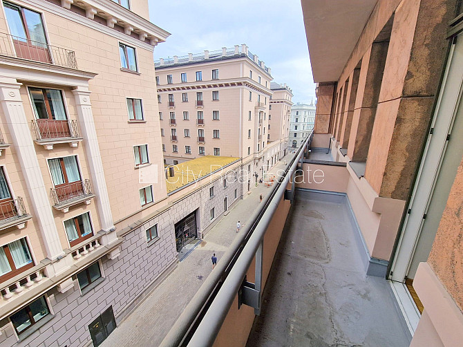 Renovēta māja, labiekārtots apzaļumots pagalms, slēgts pagalms, ir lifts, balkons, logi Rīga - foto 11