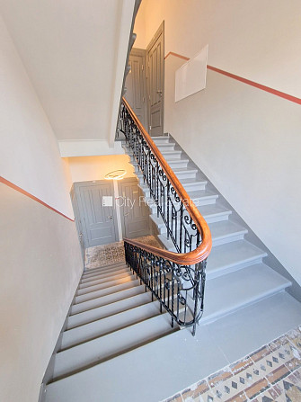 Fasādes māja, renovēta māja, slēgta teritorija, ieeja no ielas un pagalma, ir lifts, kāpņu Rīga - foto 14