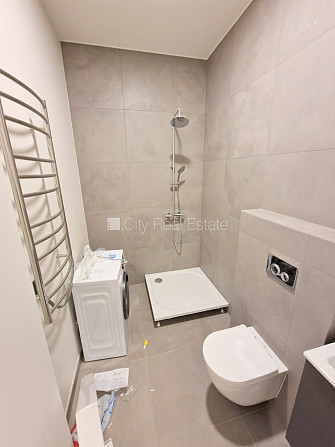 Fasādes māja, renovēta māja, slēgta teritorija, ieeja no ielas un pagalma, ir lifts, kāpņu Rīga - foto 11