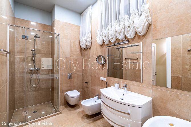 Jaunceltne, slēgts pagalms, ieeja no pagalma, ir lifts, divi balkoni 3 m2, terase 29,20 m2, logi Rīga - foto 16