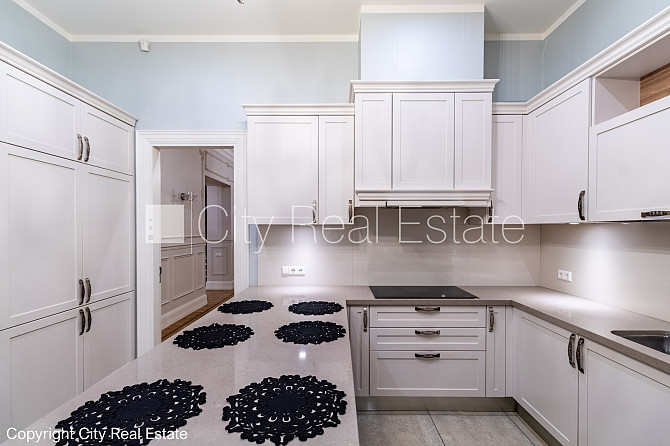 Jaunceltne, slēgts pagalms, ieeja no pagalma, ir lifts, divi balkoni 3 m2, terase 29,20 m2, logi Rīga - foto 11