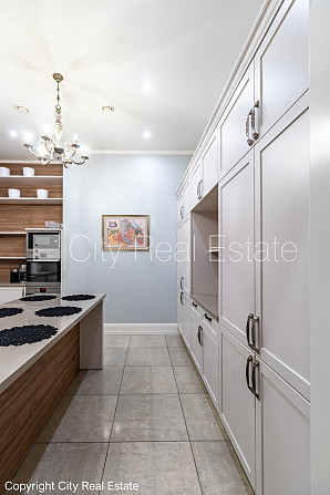 Jaunceltne, slēgts pagalms, ieeja no pagalma, ir lifts, divi balkoni 3 m2, terase 29,20 m2, logi Rīga - foto 8