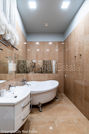 Jaunceltne, slēgts pagalms, ieeja no pagalma, ir lifts, divi balkoni 3 m2, terase 29,20 m2, logi Rīga - foto 17
