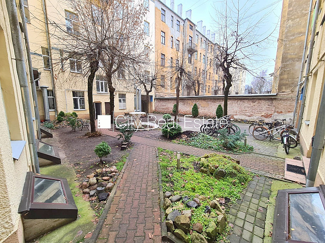 Fasādes māja, renovēta māja, slēgts pagalms, kāpņu telpa pēc kosmētiskā remonta, istabas Rīga - foto 16