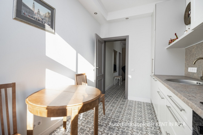 Izīrējam mājīgu, mēbelētu dzīvokli ar skatu uz Daugavu vienā no prestižākajiem rajoniem Rīga - foto 8