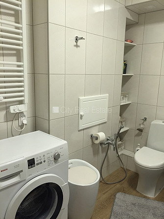 Fasādes māja, renovēta māja, pagrabstāvā pieejama noliktava, ieeja no ielas, kāpņu telpa Rīga - foto 18