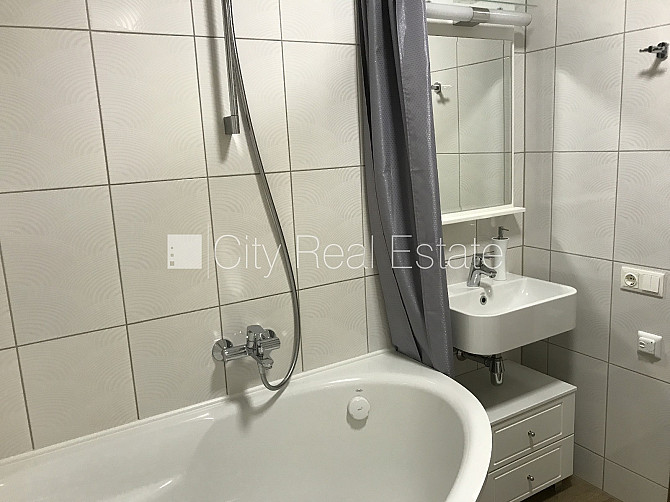 Fasādes māja, renovēta māja, pagrabstāvā pieejama noliktava, ieeja no ielas, kāpņu telpa Rīga - foto 16
