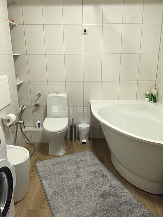 Fasādes māja, renovēta māja, pagrabstāvā pieejama noliktava, ieeja no ielas, kāpņu telpa Rīga - foto 17