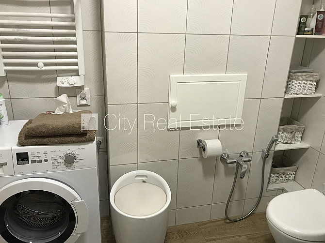 Fasādes māja, renovēta māja, pagrabstāvā pieejama noliktava, ieeja no ielas, kāpņu telpa Rīga - foto 19