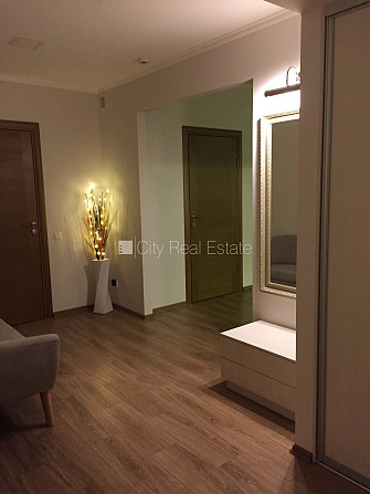 Fasādes māja, renovēta māja, pagrabstāvā pieejama noliktava, ieeja no ielas, kāpņu telpa Rīga - foto 7