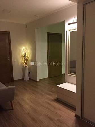 Fasādes māja, renovēta māja, pagrabstāvā pieejama noliktava, ieeja no ielas, kāpņu telpa Rīga - foto 6