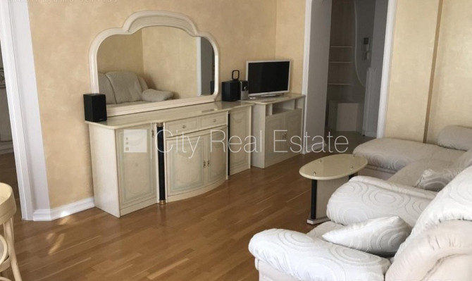 Renovēta māja, labiekārtots apzaļumots pagalms, slēgts pagalms, viena istaba izolēta, studio Rīga - foto 3