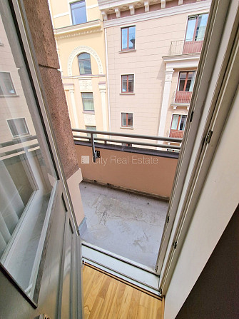 Pagalma māja, labiekārtota apzaļumota teritorija, slēgts pagalms, ieeja no pagalma, luksuss Rīga - foto 9