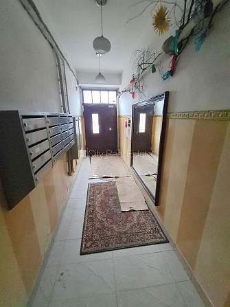 Fasādes māja, ieeja no pagalma, kāpņu telpa pēc kosmētiskā remonta, logi vērsti uz pagalma Rīga - foto 20
