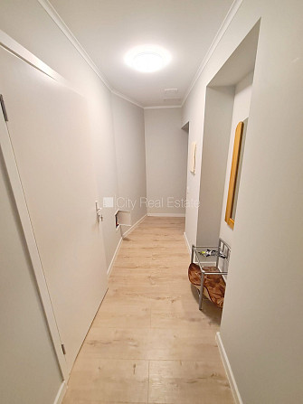 Fasādes māja, ieeja no pagalma, kāpņu telpa pēc kosmētiskā remonta, logi vērsti uz pagalma Rīga - foto 17