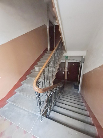 Fasādes māja, ieeja no pagalma, kāpņu telpa pēc kosmētiskā remonta, logi vērsti uz pagalma Rīga - foto 19