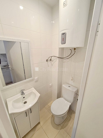 Fasādes māja, ieeja no pagalma, kāpņu telpa pēc kosmētiskā remonta, logi vērsti uz pagalma Rīga - foto 11