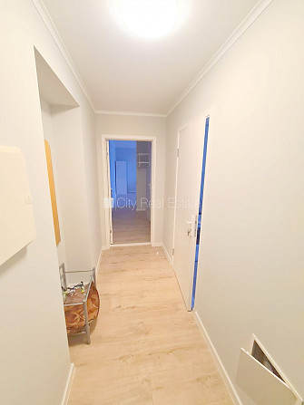 Fasādes māja, ieeja no pagalma, kāpņu telpa pēc kosmētiskā remonta, logi vērsti uz pagalma Rīga - foto 18