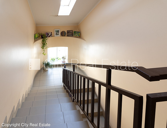 Fasādes māja, restaurēta māja, ieeja no ielas, ir lifts, logi vērsti mājas abās pusēs, Rīga - foto 17