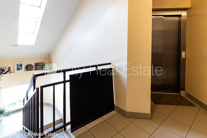 Fasādes māja, restaurēta māja, ieeja no ielas, ir lifts, logi vērsti mājas abās pusēs, Rīga - foto 16