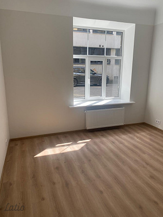 Īrēt tiek piedāvāts dzīvoklis pašā pilsētas centrā. Līdzās veikali, kafejnīcas, Rīga - foto 2