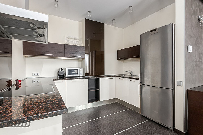 Dzīvoklis jaunajā projektā Centra nams, līdzās restorāni, kafejnīcas, veikali, sporta Rīga - foto 5